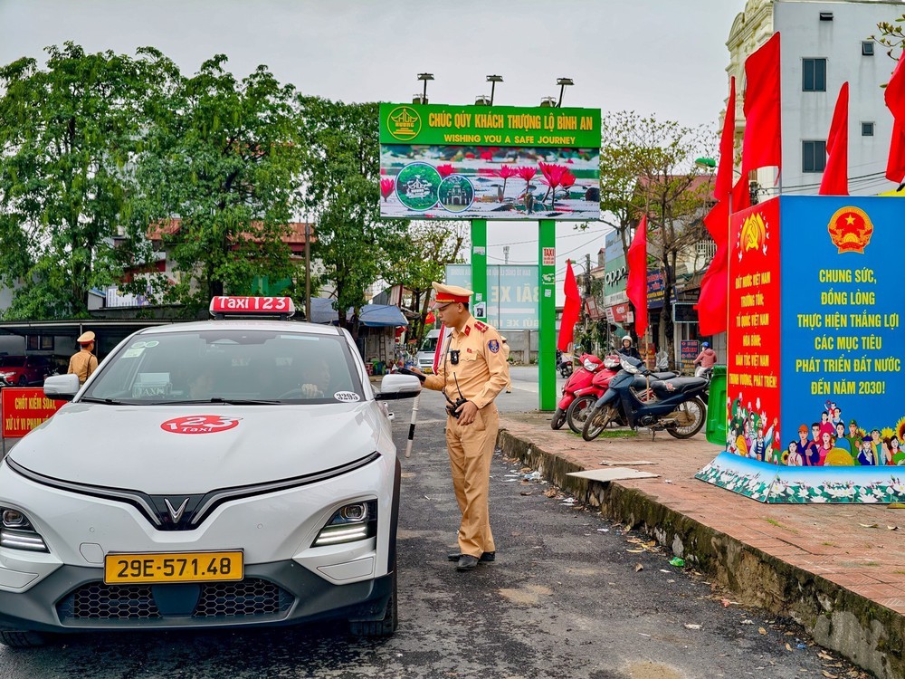 Kiểm soát giao thông từ bãi xe đến Suối Yến mùa Lễ hội Chùa Hương - Ảnh 2.