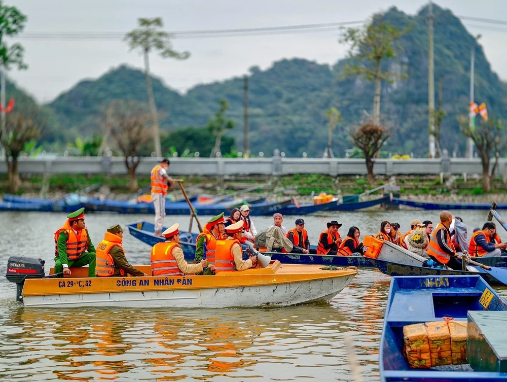 Kiểm soát giao thông từ bãi xe đến Suối Yến mùa Lễ hội Chùa Hương - Ảnh 1.