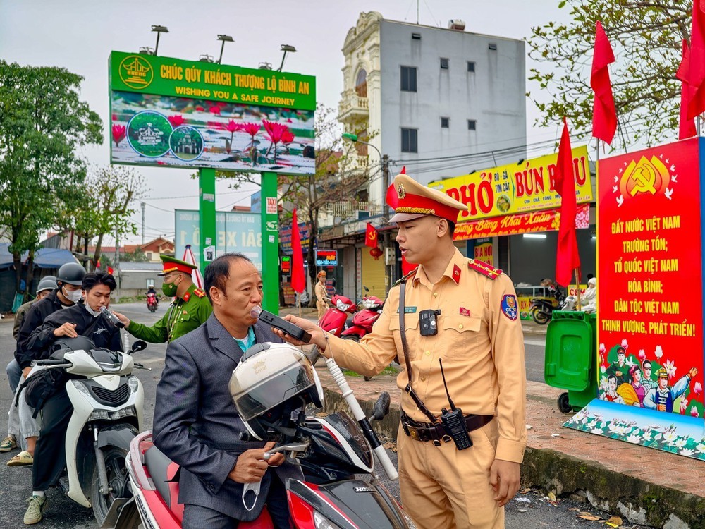 Kiểm soát giao thông từ bãi xe đến Suối Yến mùa Lễ hội Chùa Hương - Ảnh 4.