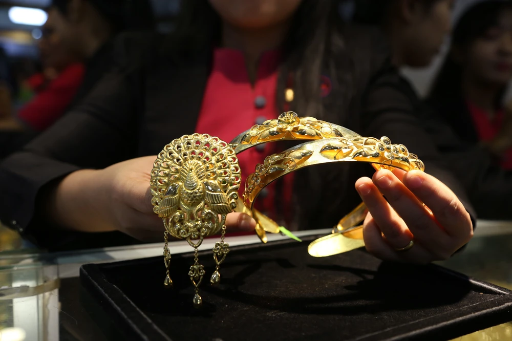 Giá vàng châu Á tiếp tục tăng do nhu cầu trú ẩn an toàn - Ảnh 1.