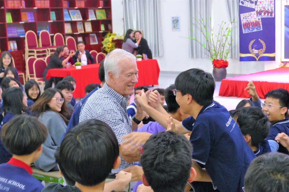 Kỹ năng sống thời AI: Những gợi mở từ diễn giả Mark Hemingway - Ảnh 2.