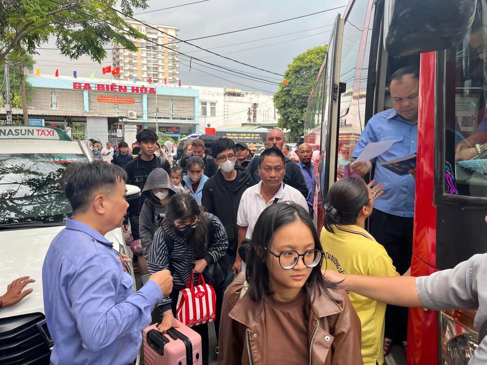 Vụ cầu Ghềnh bị sà lan đâm trúng: Bắt đầu trung chuyển khách bằng đường bộ - Ảnh 2.