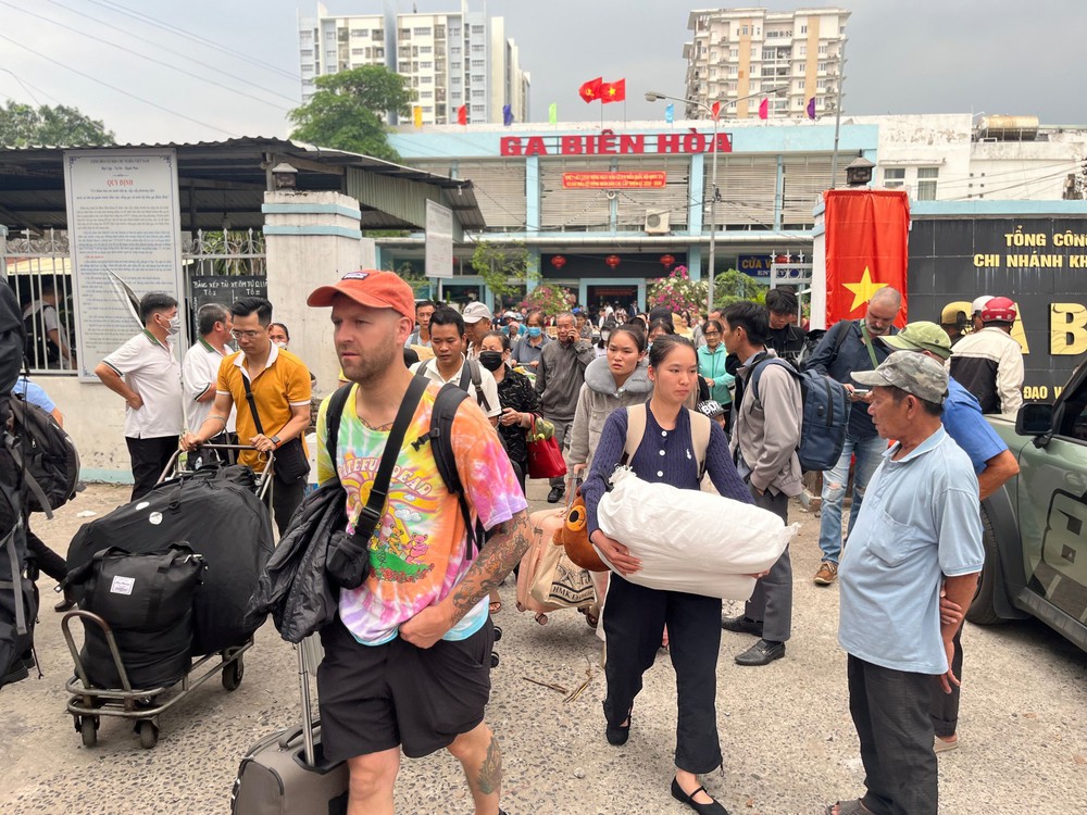 Vụ cầu Ghềnh bị sà lan đâm trúng: Bắt đầu trung chuyển khách bằng đường bộ - Ảnh 1.
