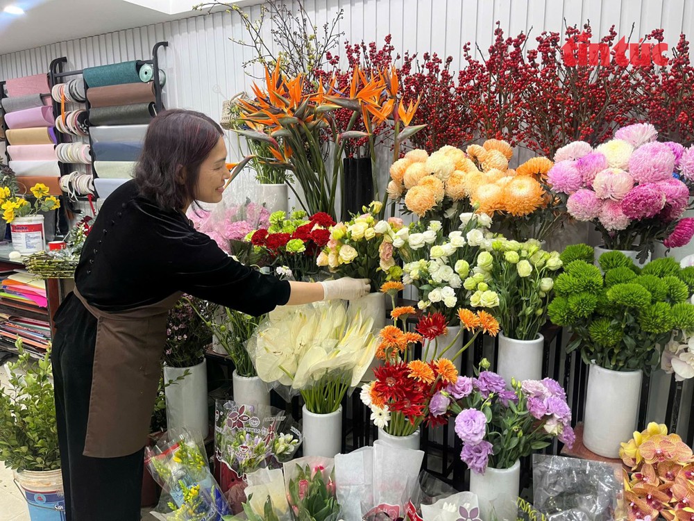 Sôi động thị trường hoa tươi và quà tặng 8/3 - Ảnh 1.