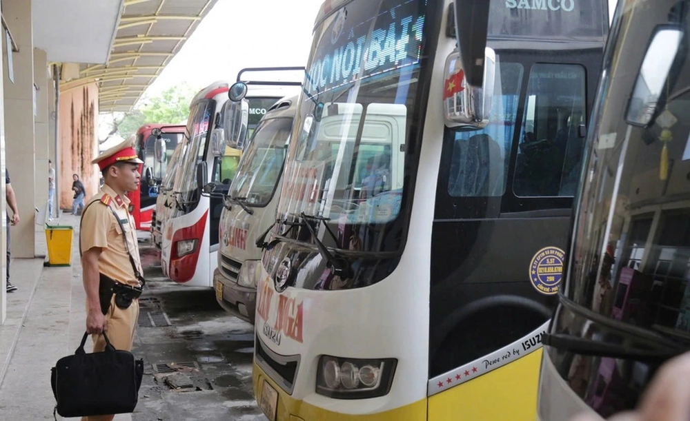 Cảnh sát giao thông dùng xe khách giường nằm 2 tầng chạy thực tế các tỉnh miền núi để đánh giá tình hình an toàn giao thông - Ảnh 1.