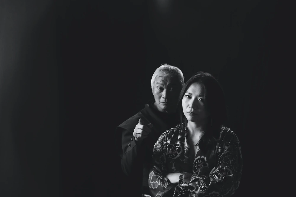 “Dòng chảy đột biến”: Cuộc đối thoại hội họa đầy bản ngã giữa Đào Anh Khánh và con gái - Ảnh 1.