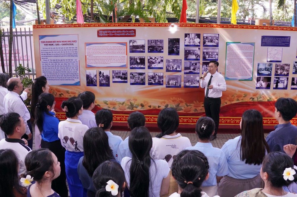 Triển lãm trưng bày hơn 150 tư liệu về tình đoàn kết Việt Nam - Lào – Campuchia - Ảnh 2.