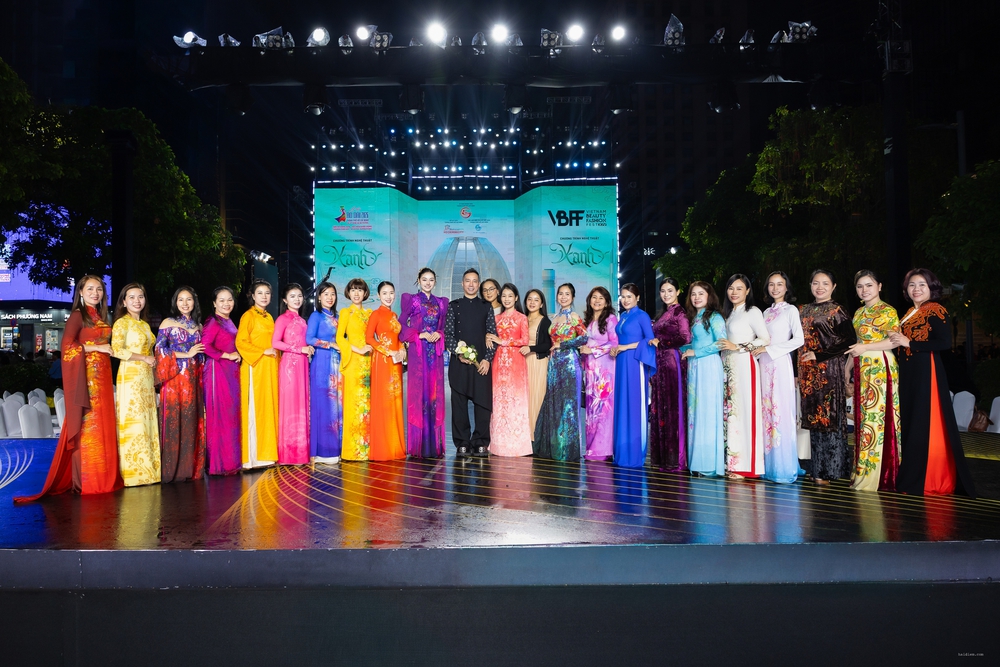 NTK Đỗ Trịnh Hoài Nam mang "Tứ bình hoa lụa" lên sân khấu Vietnam Beauty Fashion Fest XIV - Ảnh 4. NTK Đỗ Trịnh Hoài Nam mang "Tứ bình hoa lụa" lên sân khấu Vietnam Beauty Fashion Fest XIV - Ảnh 4.