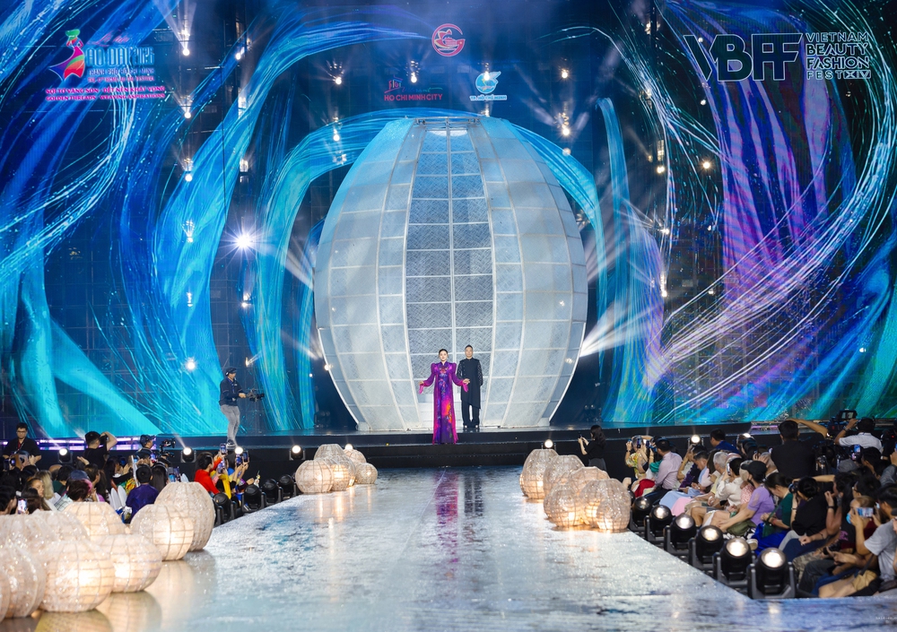 NTK Đỗ Trịnh Hoài Nam mang "Tứ bình hoa lụa" lên sân khấu Vietnam Beauty Fashion Fest XIV - Ảnh 1. NTK Đỗ Trịnh Hoài Nam mang "Tứ bình hoa lụa" lên sân khấu Vietnam Beauty Fashion Fest XIV - Ảnh 1.