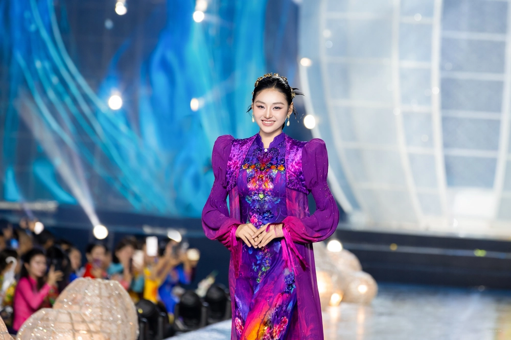 NTK Đỗ Trịnh Hoài Nam mang "Tứ bình hoa lụa" lên sân khấu Vietnam Beauty Fashion Fest XIV - Ảnh 2. NTK Đỗ Trịnh Hoài Nam mang "Tứ bình hoa lụa" lên sân khấu Vietnam Beauty Fashion Fest XIV - Ảnh 2.