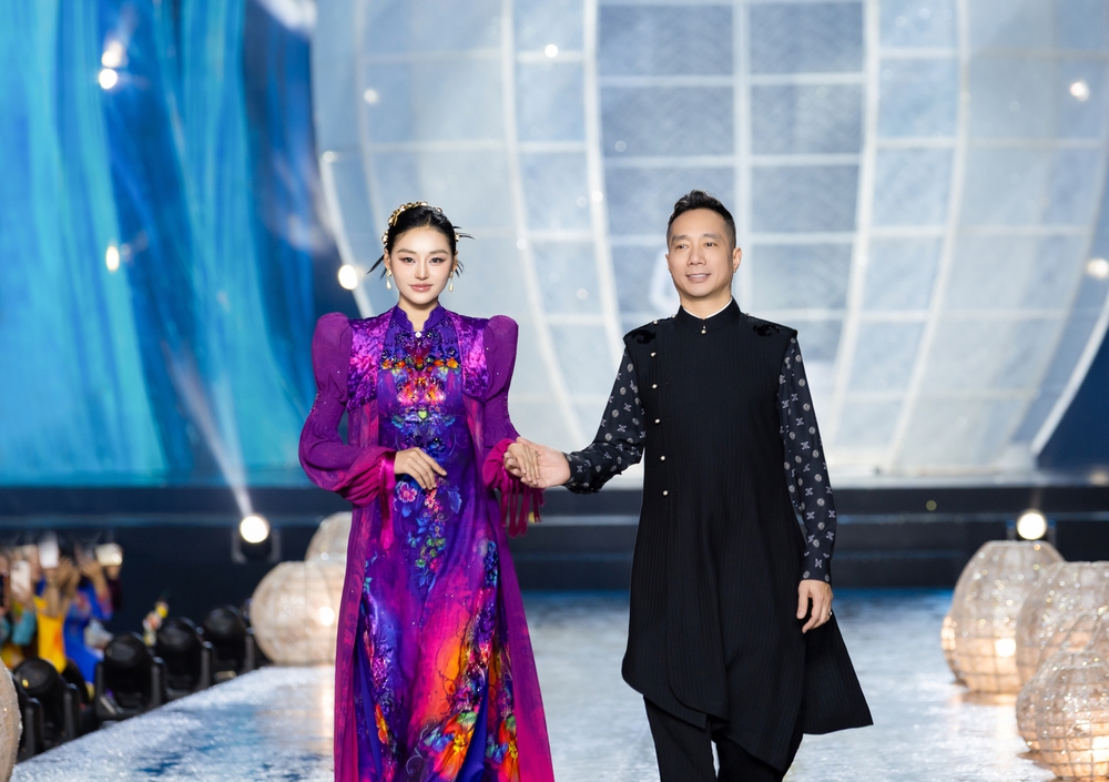 NTK Đỗ Trịnh Hoài Nam mang "Tứ bình hoa lụa" lên sân khấu Vietnam Beauty Fashion Fest XIV - Ảnh 3. NTK Đỗ Trịnh Hoài Nam mang "Tứ bình hoa lụa" lên sân khấu Vietnam Beauty Fashion Fest XIV - Ảnh 3.