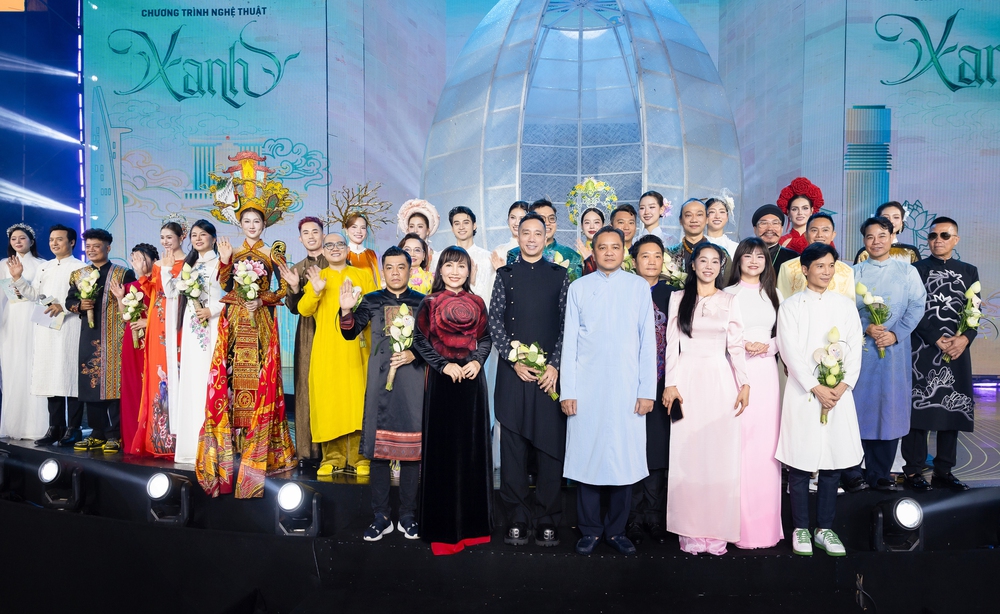 NTK Đỗ Trịnh Hoài Nam mang "Tứ bình hoa lụa" lên sân khấu Vietnam Beauty Fashion Fest XIV - Ảnh 5. NTK Đỗ Trịnh Hoài Nam mang "Tứ bình hoa lụa" lên sân khấu Vietnam Beauty Fashion Fest XIV - Ảnh 5.