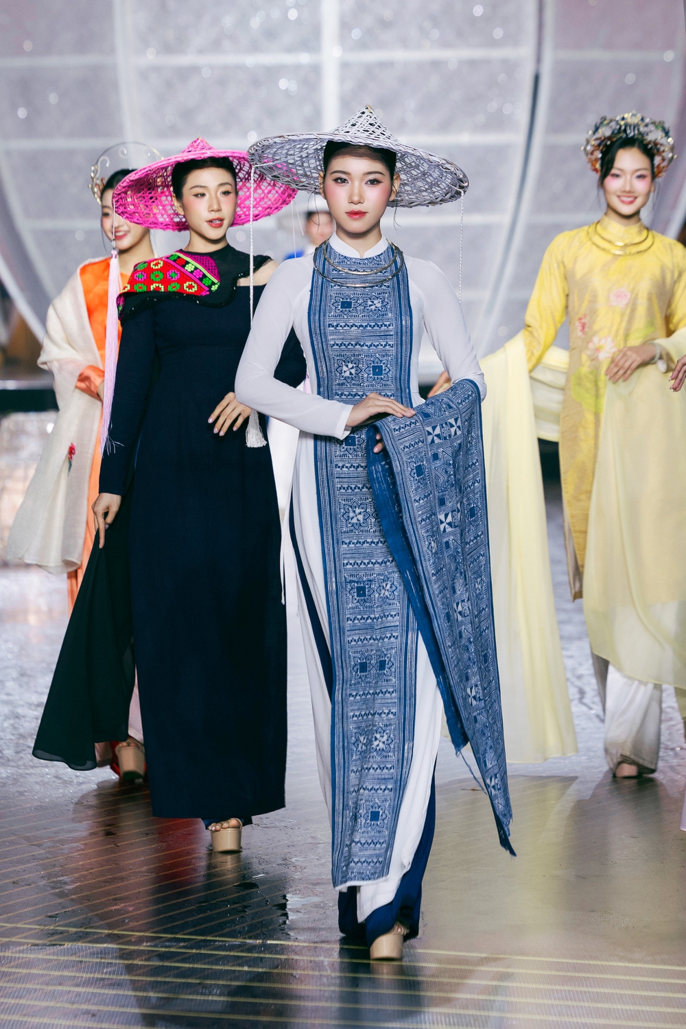 NTK Vũ Thảo Giang với "bản giao hưởng" từ sợi tơ Việt Nam - Ảnh 3.