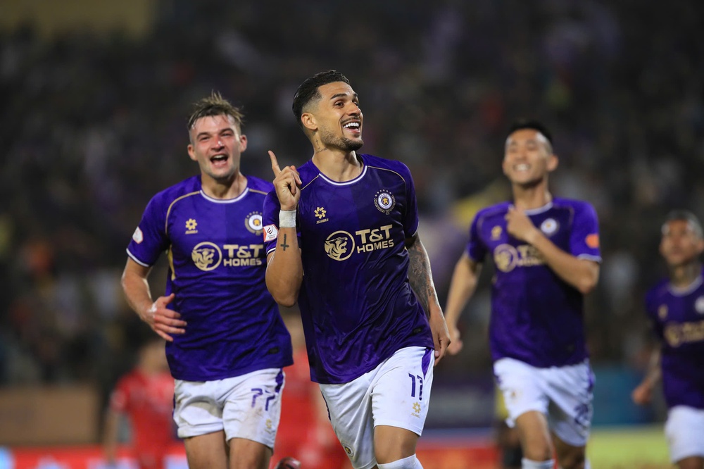 HLV Kim Sang Sik hài lòng, ông Harry Kewell hết lời khen Hoàng Hên - Ảnh 1. HLV Kim Sang Sik hài lòng, ông Harry Kewell hết lời khen Hoàng Hên - Ảnh 1.