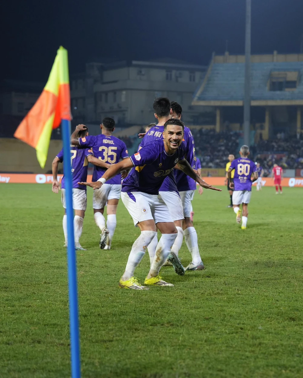 Hoàng Hên ăn mừng bàn thắng vào lưới CAHN ở vòng 15 V-League Hoàng Hên ăn mừng bàn thắng vào lưới CAHN ở vòng 15 V-League