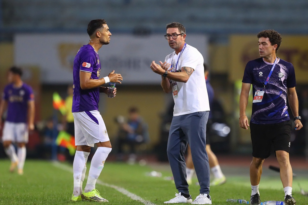HLV Kim Sang Sik hài lòng, ông Harry Kewell hết lời khen Hoàng Hên - Ảnh 2. HLV Kim Sang Sik hài lòng, ông Harry Kewell hết lời khen Hoàng Hên - Ảnh 2.