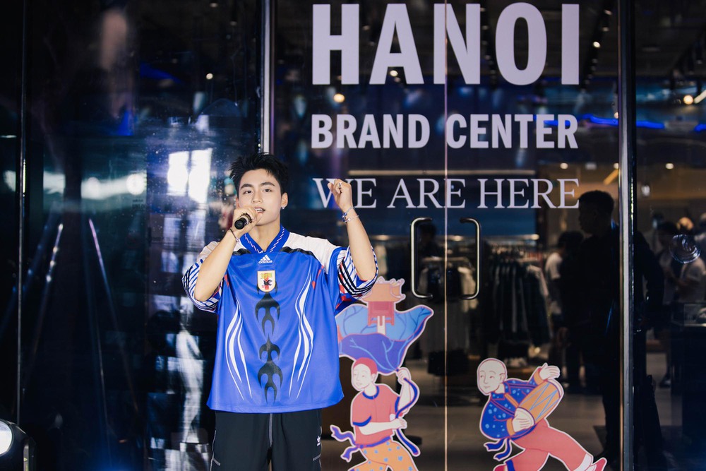 Ca sĩ MONO thu hút sự chú ý của khán giả GenZ tại Hà Nội - Ảnh 6.