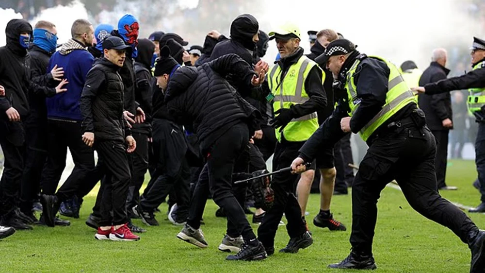 Bạo loạn sau trận derby, Liên đoàn Bóng đá Scotland mở cuộc điều tra khẩn cấp - Ảnh 1. Bạo loạn sau trận derby, Liên đoàn Bóng đá Scotland mở cuộc điều tra khẩn cấp - Ảnh 1.