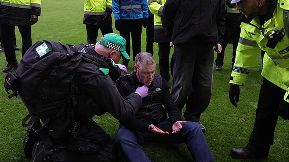 Bạo loạn sau trận derby, Liên đoàn Bóng đá Scotland mở cuộc điều tra khẩn cấp - Ảnh 3. Bạo loạn sau trận derby, Liên đoàn Bóng đá Scotland mở cuộc điều tra khẩn cấp - Ảnh 3.