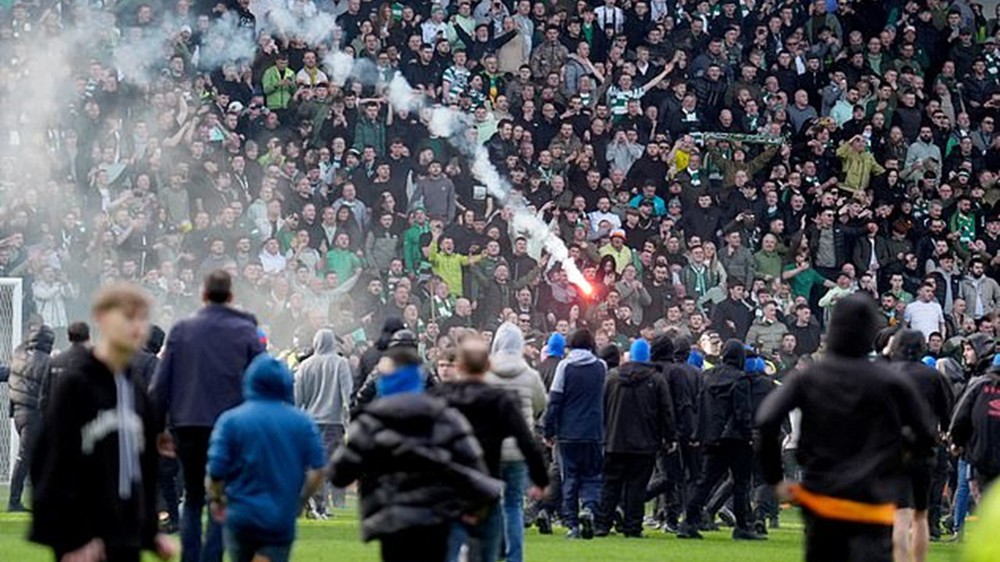 Bạo loạn sau trận derby, Liên đoàn Bóng đá Scotland mở cuộc điều tra khẩn cấp - Ảnh 2. Bạo loạn sau trận derby, Liên đoàn Bóng đá Scotland mở cuộc điều tra khẩn cấp - Ảnh 2.
