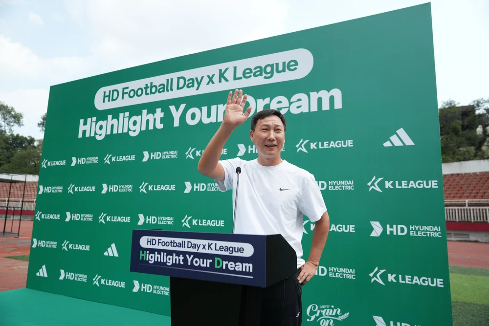 HLV Kim Sang Sik giao lưu, rèn luyện cho 100 cầu thủ nhí tại “Ngày hội bóng đá HD” - Ảnh 2. HLV Kim Sang Sik giao lưu, rèn luyện cho 100 cầu thủ nhí tại “Ngày hội bóng đá HD” - Ảnh 2.