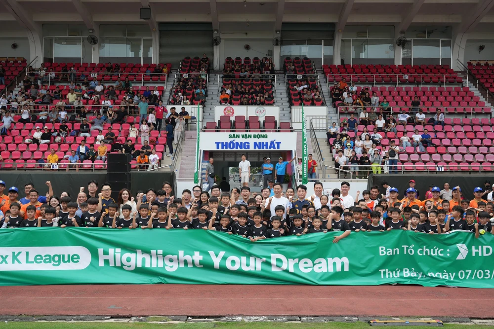 HLV Kim Sang Sik giao lưu, rèn luyện cho 100 cầu thủ nhí tại “Ngày hội bóng đá HD” - Ảnh 1. HLV Kim Sang Sik giao lưu, rèn luyện cho 100 cầu thủ nhí tại “Ngày hội bóng đá HD” - Ảnh 1.