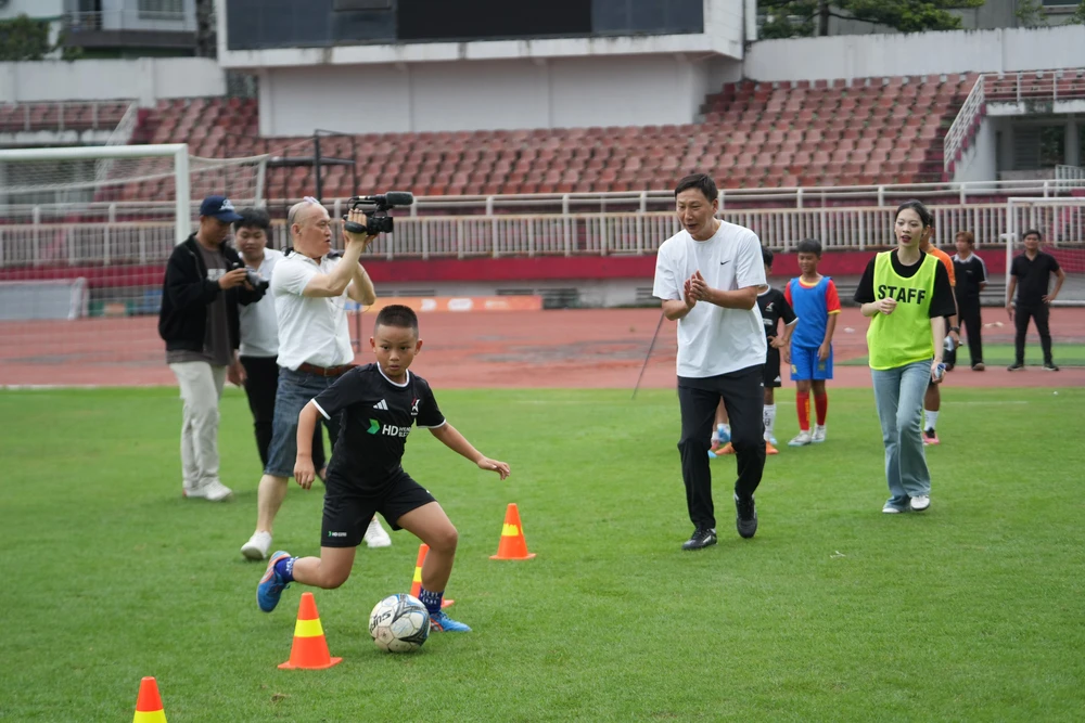 HLV Kim Sang Sik giao lưu, rèn luyện cho 100 cầu thủ nhí tại “Ngày hội bóng đá HD” - Ảnh 3. HLV Kim Sang Sik giao lưu, rèn luyện cho 100 cầu thủ nhí tại “Ngày hội bóng đá HD” - Ảnh 3.
