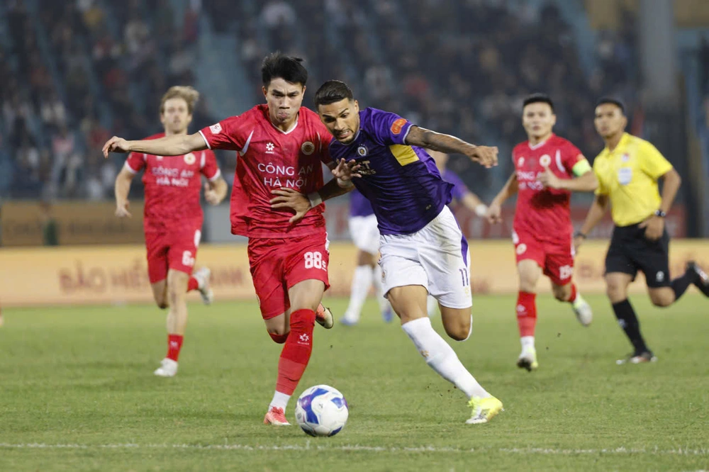 Danh dự của cựu vương giữ lại kịch tính cho V-League - Ảnh 1. Danh dự của cựu vương giữ lại kịch tính cho V-League - Ảnh 1.