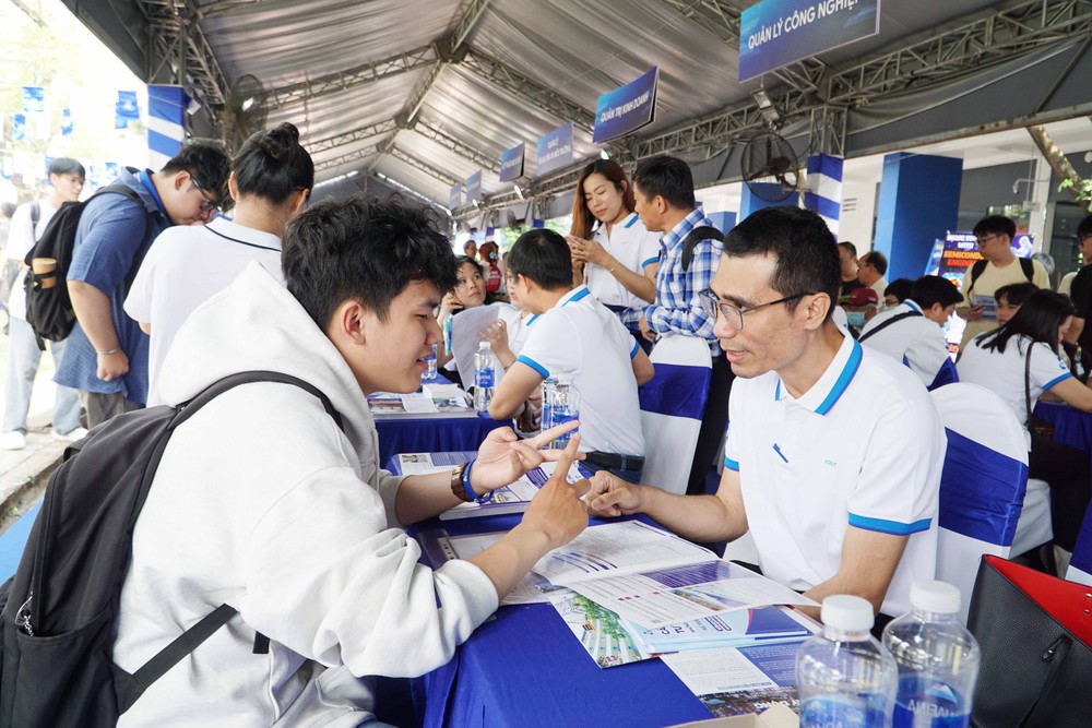 Tuyển sinh 2026: Chọn ngành phù hợp quan trọng hơn chạy theo ngành “hot” - Ảnh 3.