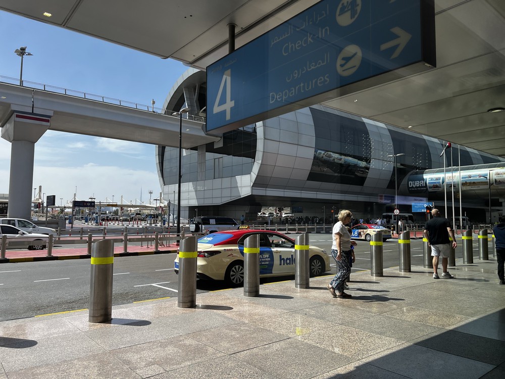 Xung đột tại Trung Đông: Các sân bay ở UAE nối lại hoạt động một phần - Ảnh 2.