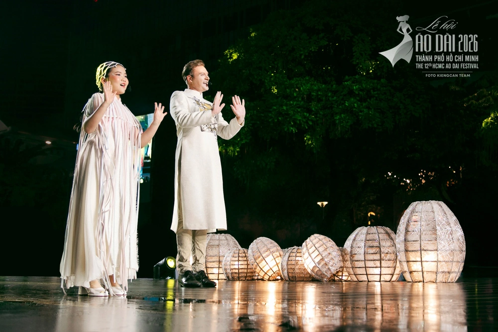 Gabi Bảo Uyên gây xúc động khi song ca cùng Kyo York tại Lễ hội Áo dài  - Ảnh 4.