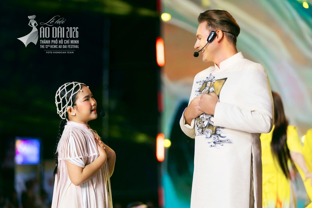 Gabi Bảo Uyên gây xúc động khi song ca cùng Kyo York tại Lễ hội Áo dài  - Ảnh 1.