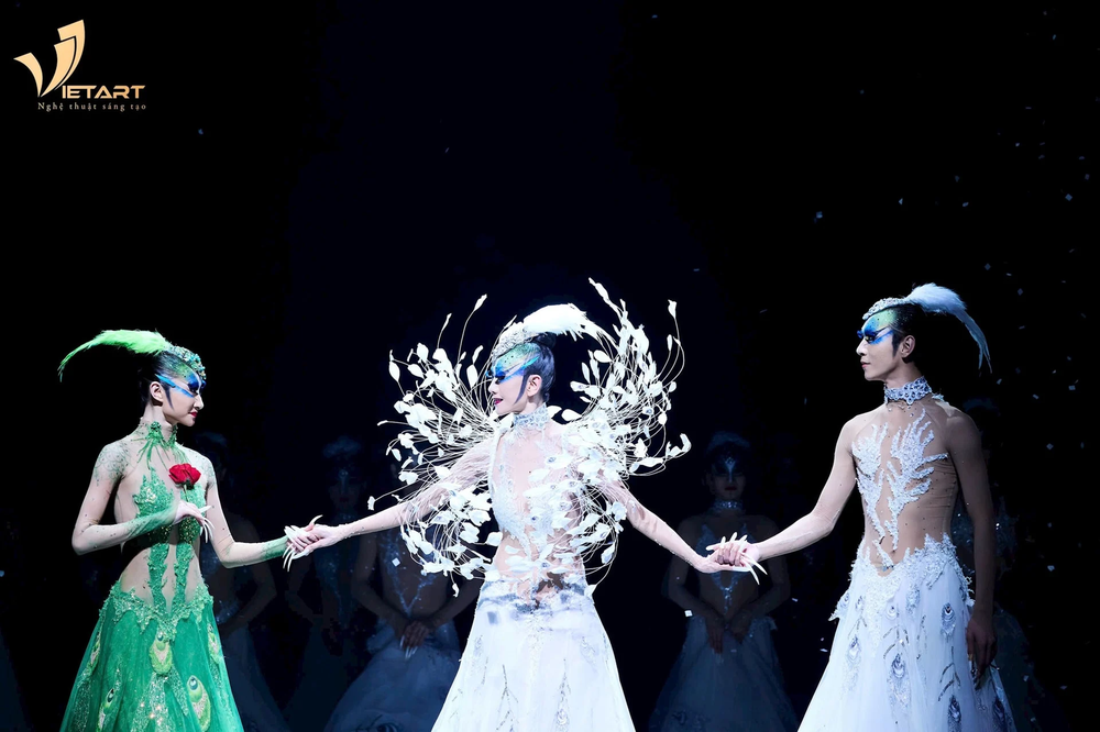 “Khổng tước” Dương Lệ Bình – khi tinh khí thần phương Đông sải cánh trên sân khấu Hà Nội - Ảnh 4.