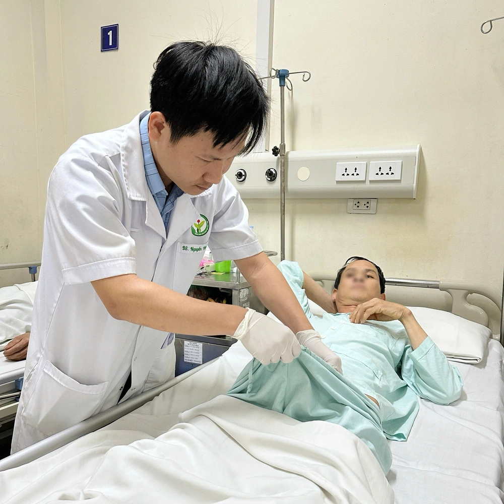 Cấp cứu trong “giờ vàng” cứu người đàn ông tự cắt bộ phận sinh dục - Ảnh 2.