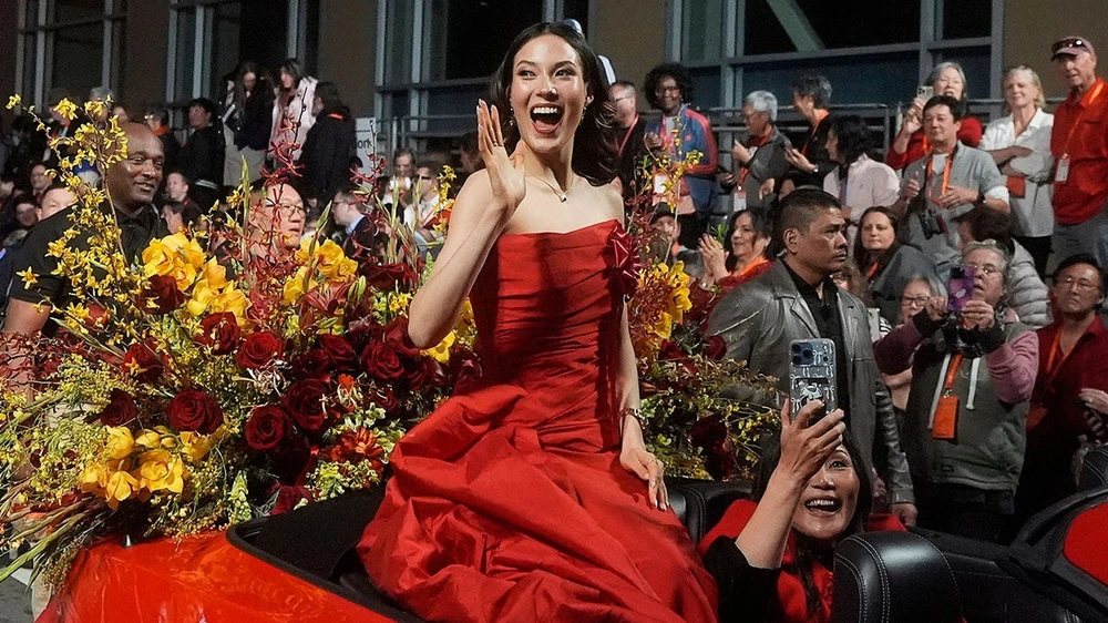 Ngôi sao Olympic Eileen Gu ngồi xe mui trần dẫn đầu lễ diễu hành Tết Nguyên đán ở Mỹ - Ảnh 2. Ngôi sao Olympic Eileen Gu ngồi xe mui trần dẫn đầu lễ diễu hành Tết Nguyên đán ở Mỹ - Ảnh 2.