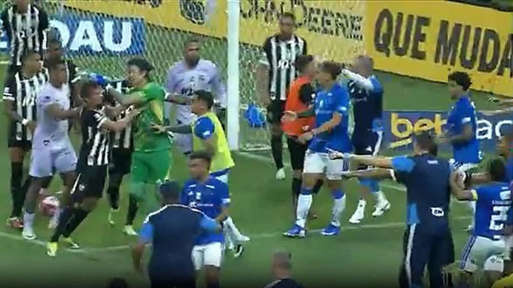 Hỗn loạn chưa từng thấy tại Brazil khi 23 cầu thủ bị truất quyền thi đấu - Ảnh 2.