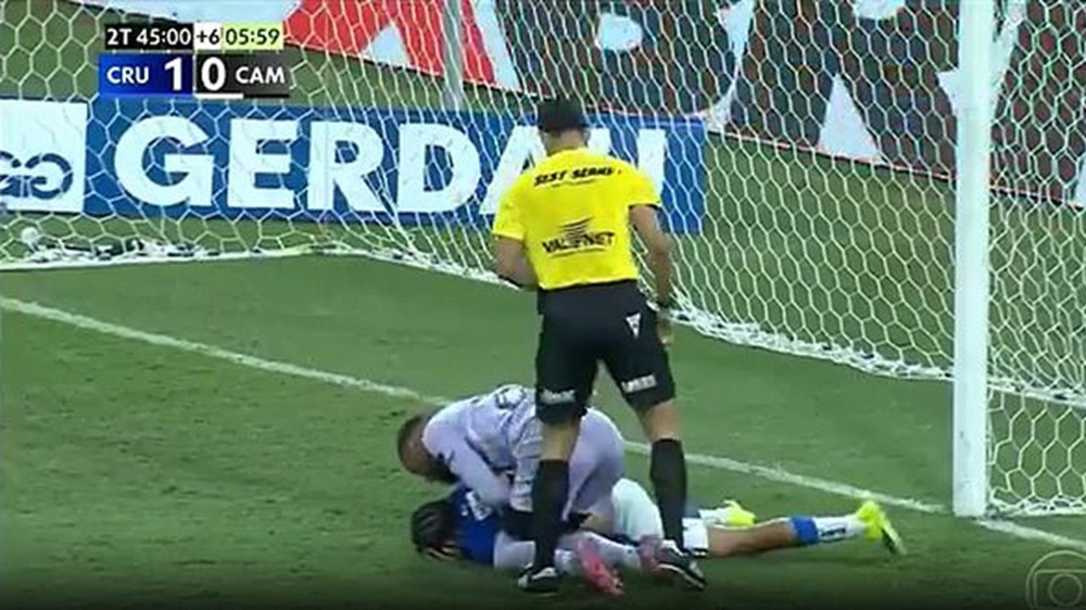 Hỗn loạn chưa từng thấy tại Brazil khi 23 cầu thủ bị truất quyền thi đấu - Ảnh 1.