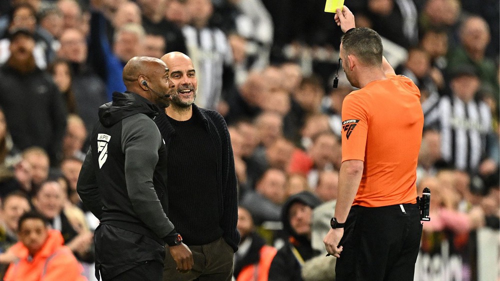 Dù đối mặt án treo hai trận, vì sao Pep Guardiola vẫn được chỉ đạo Man City ở chung kết với Arsenal? - Ảnh 1. Dù đối mặt án treo hai trận, vì sao Pep Guardiola vẫn được chỉ đạo Man City ở chung kết với Arsenal? - Ảnh 1.