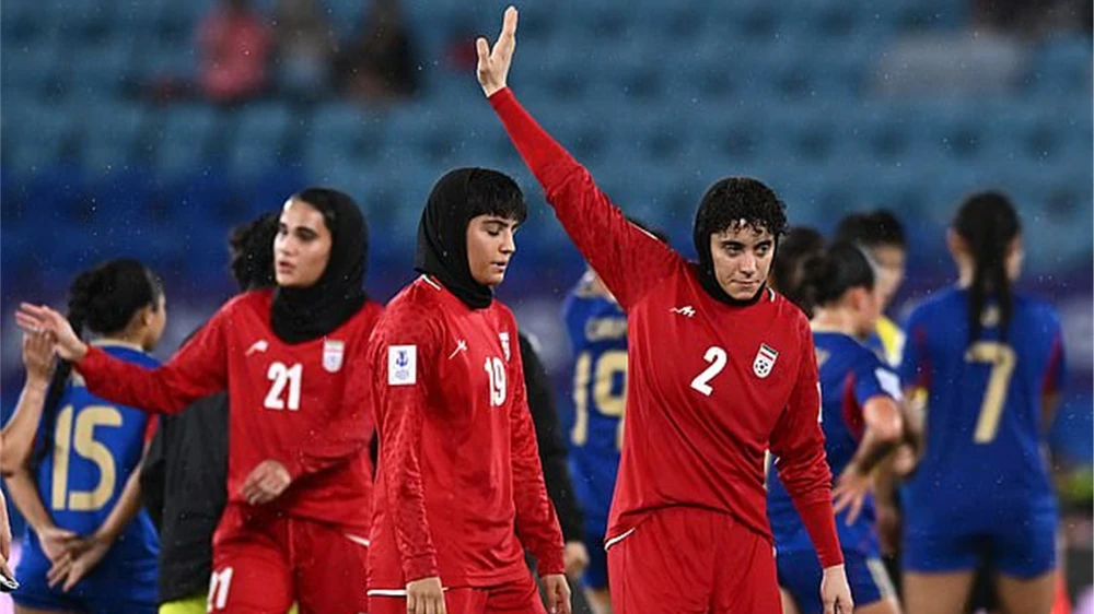 Tuyển nữ Iran cầu cứu giữa vòng vây người biểu tình tại Australia - Ảnh 3. Tuyển nữ Iran cầu cứu giữa vòng vây người biểu tình tại Australia - Ảnh 3.