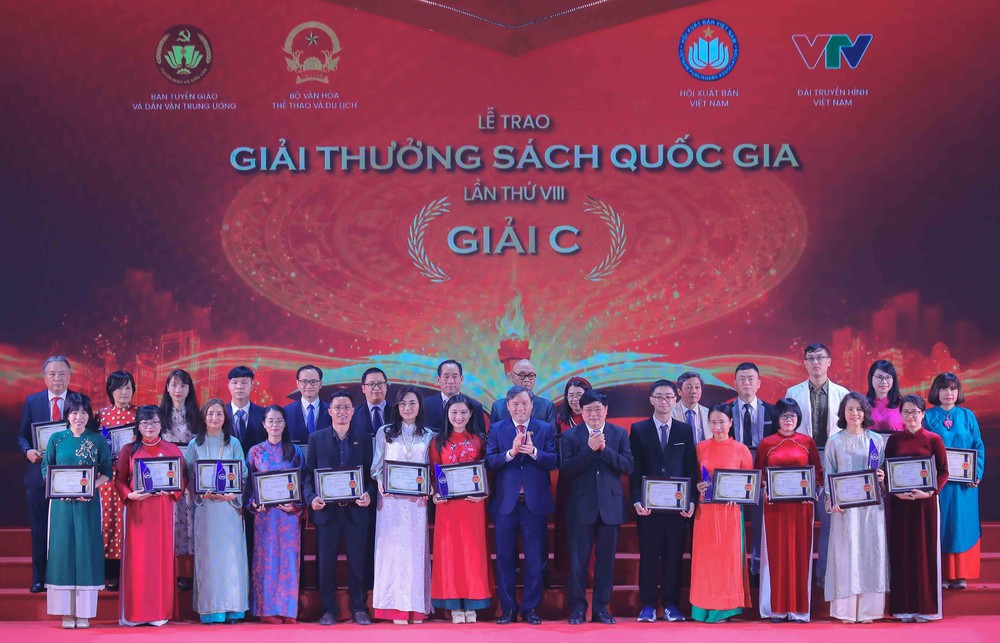 "Dưới khung trời ngát xanh" - Hành trình từ "Dế Mèn" đến Giải thưởng Sách Quốc gia - Ảnh 1.