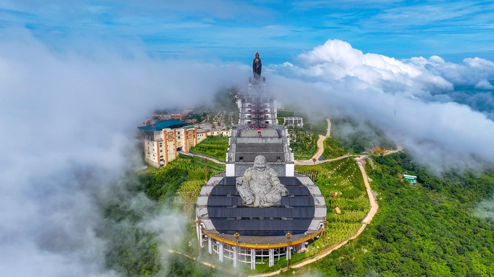 Ban Quản lý Khu du lịch Núi Bà Đen khuyến cáo du khách khi leo núi - Ảnh 1.