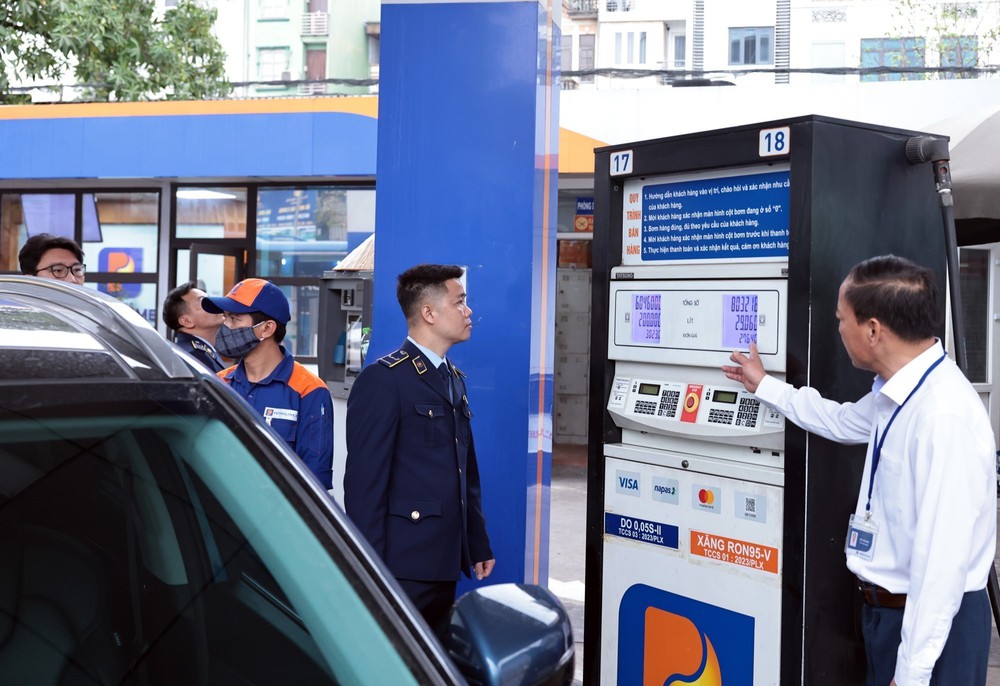 QLTT Hà Nội tăng cường kiểm tra, giám sát hoạt động kinh doanh xăng dầu - Ảnh 4.