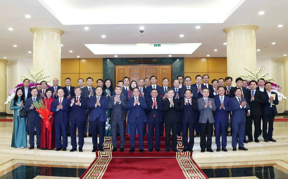 Hội nghị công bố Quyết định của Bộ Chính trị về công tác tổ chức và cán bộ của 5 cơ quan. - Ảnh 1. Hội nghị công bố Quyết định của Bộ Chính trị về công tác tổ chức và cán bộ của 5 cơ quan. - Ảnh 1.