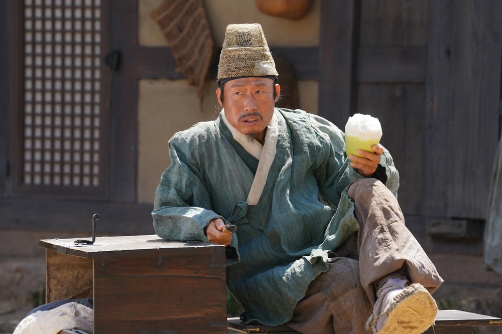 “Dưới bóng điện hạ” nhắm tới ngôi vương phòng vé mọi thời đại tại Hàn Quốc - Ảnh 3. “Dưới bóng điện hạ” nhắm tới ngôi vương phòng vé mọi thời đại tại Hàn Quốc - Ảnh 3.