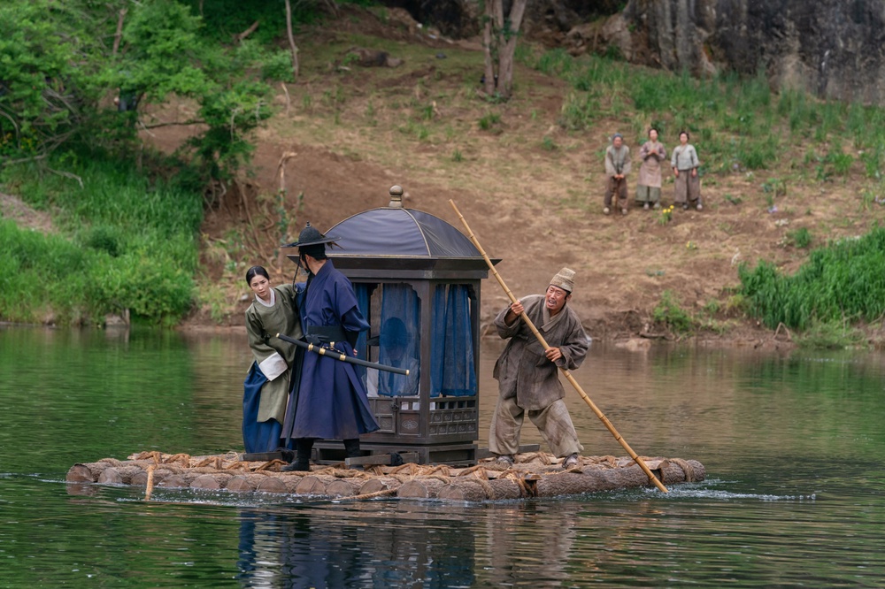 “Dưới bóng điện hạ” nhắm tới ngôi vương phòng vé mọi thời đại tại Hàn Quốc - Ảnh 4. “Dưới bóng điện hạ” nhắm tới ngôi vương phòng vé mọi thời đại tại Hàn Quốc - Ảnh 4.