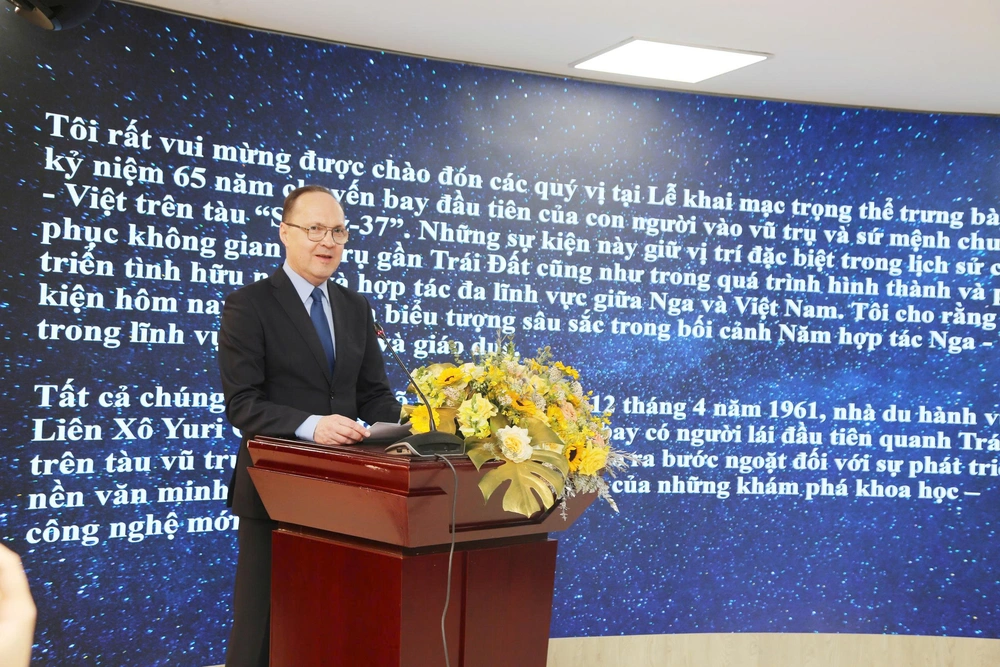 Trưng bày nhiều tư liệu về chuyến bay vào vũ trụ đầu tiên của người Việt Nam - Ảnh 2.