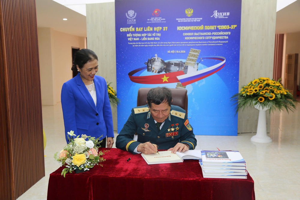 Trưng bày nhiều tư liệu về chuyến bay vào vũ trụ đầu tiên của người Việt Nam - Ảnh 5.