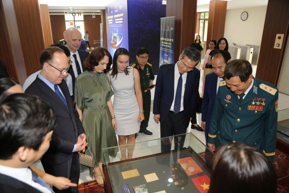 Trưng bày nhiều tư liệu về chuyến bay vào vũ trụ đầu tiên của người Việt Nam - Ảnh 1.