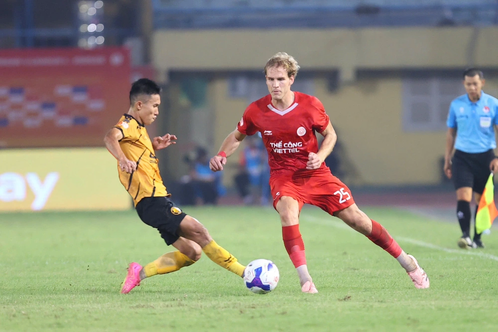 HLV Popov là "ngòi nổ" khiến V-League nóng rực cả trong lẫn ngoài sân cỏ - Ảnh 1. HLV Popov là "ngòi nổ" khiến V-League nóng rực cả trong lẫn ngoài sân cỏ - Ảnh 1.