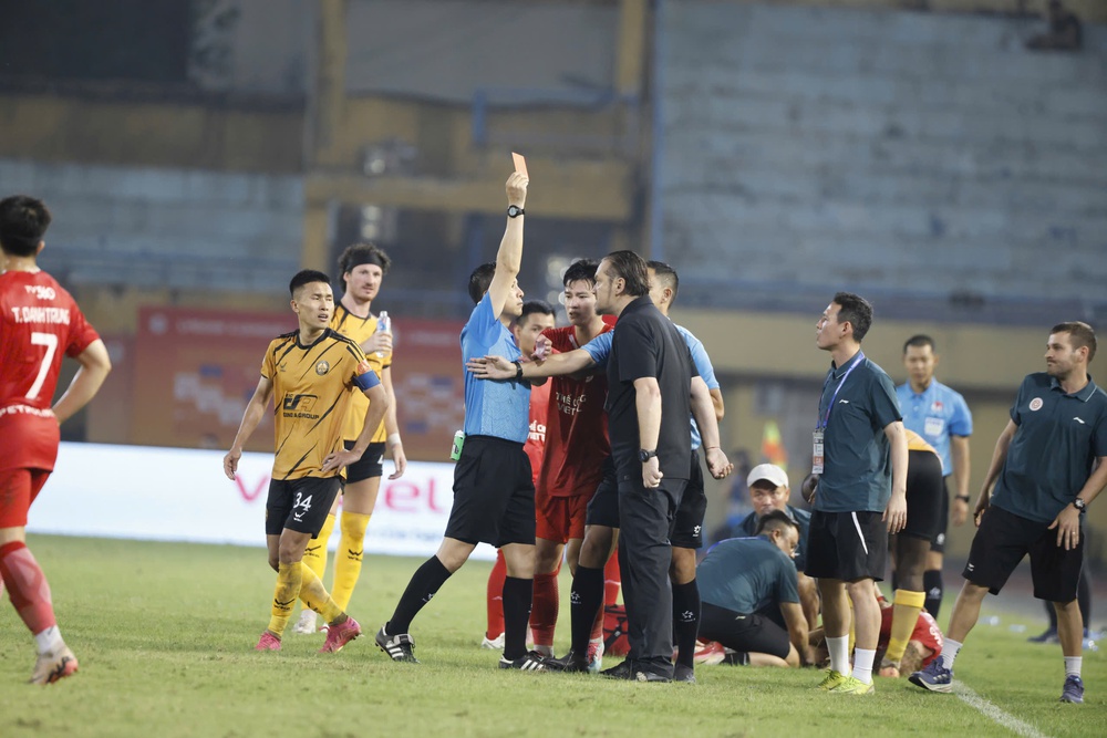 HLV Popov là "ngòi nổ" khiến V-League nóng rực cả trong lẫn ngoài sân cỏ - Ảnh 4. HLV Popov là "ngòi nổ" khiến V-League nóng rực cả trong lẫn ngoài sân cỏ - Ảnh 4.